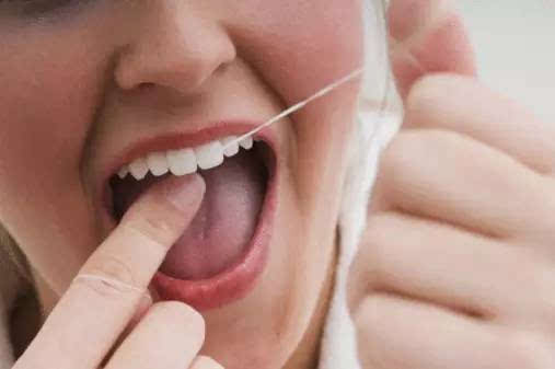 珠海牙科—老年人怎樣清除牙縫裏的食物？